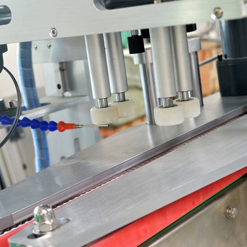 Тип упаковки Бутылки Полностью автоматическая вращающаяся крышка для всех резьбовых крышек