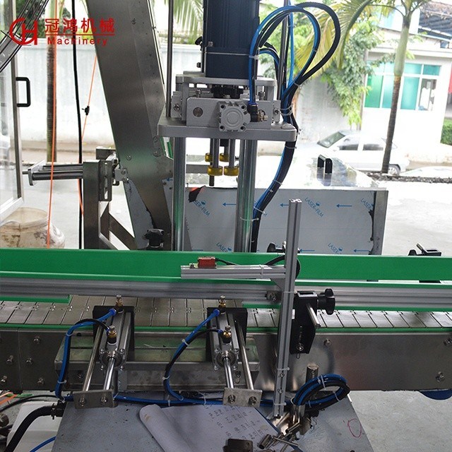 Полностью автоматическая вращающаяся винтовая крышка для производства упаковки пластиковых бутылок