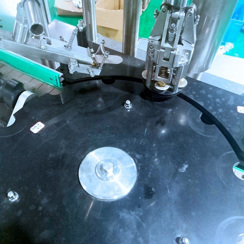 Машина для закрывания металлических крышек стеклянных бутылок с двигательными компонентами