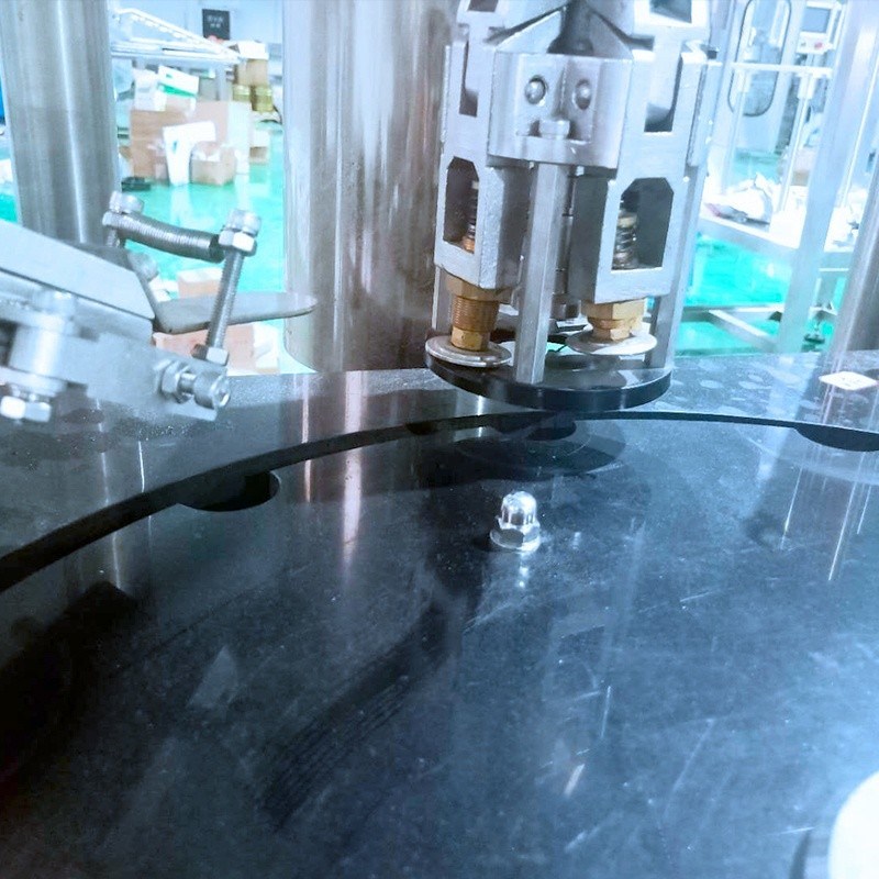 Машина для закрывания металлических крышек стеклянных бутылок с двигательными компонентами