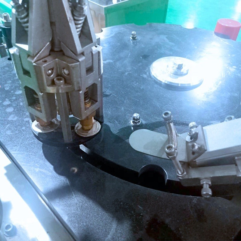 Машина для закрывания металлических крышек стеклянных бутылок с двигательными компонентами